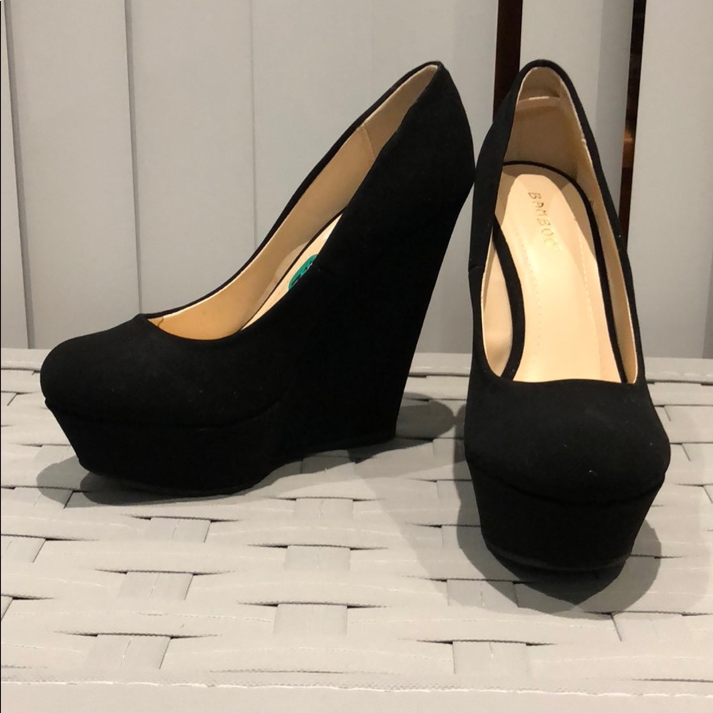 Women’s black wedges